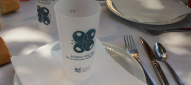 Fiestas sostenibles: el Ayuntamiento de Legarda opta por la utilización de vajilla reutilizable en la comida popular