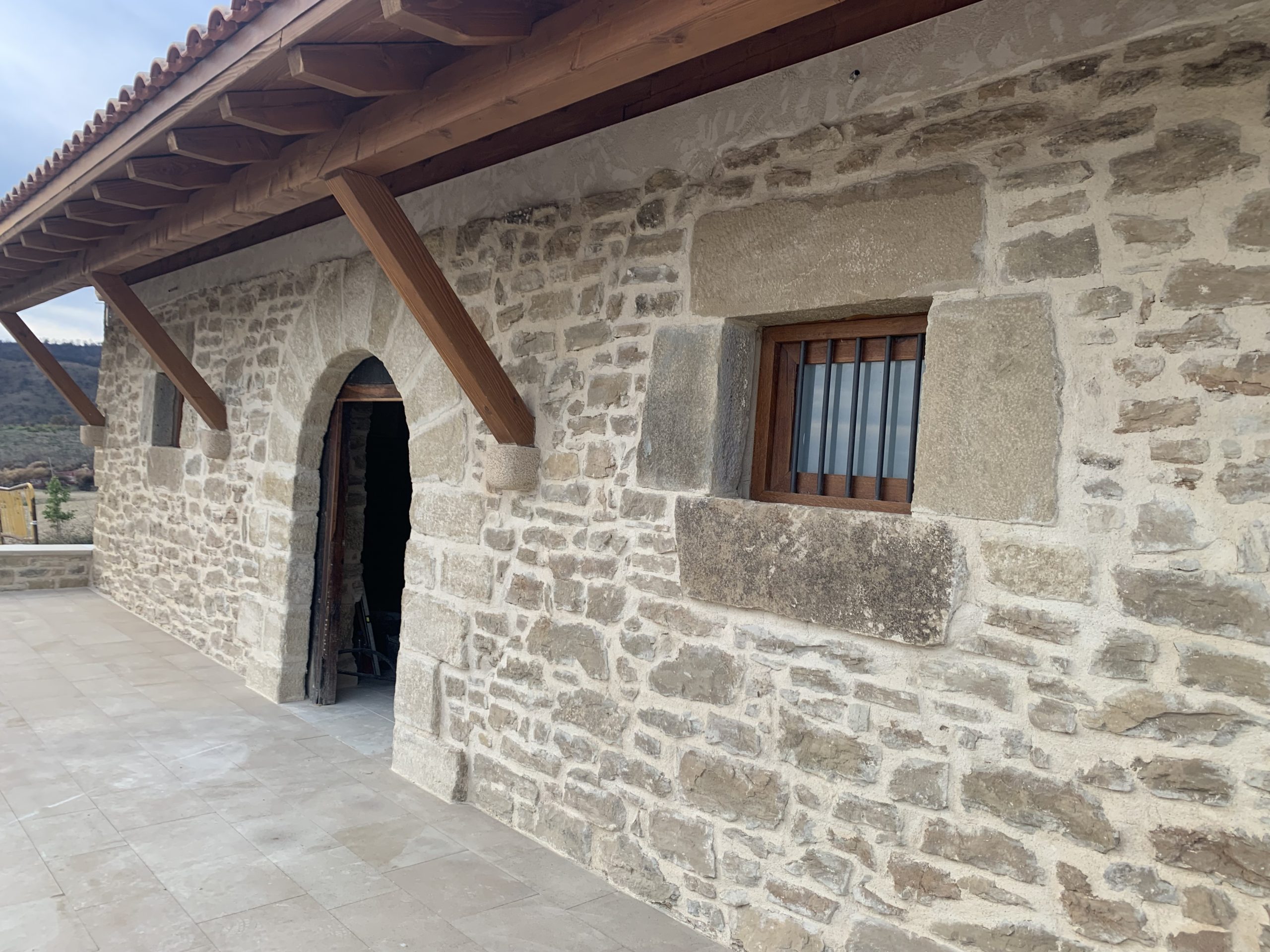 El Ayuntamiento de Legarda ha rehabilitado la antigua ermita de Santa Cecilia y recupera su entorno